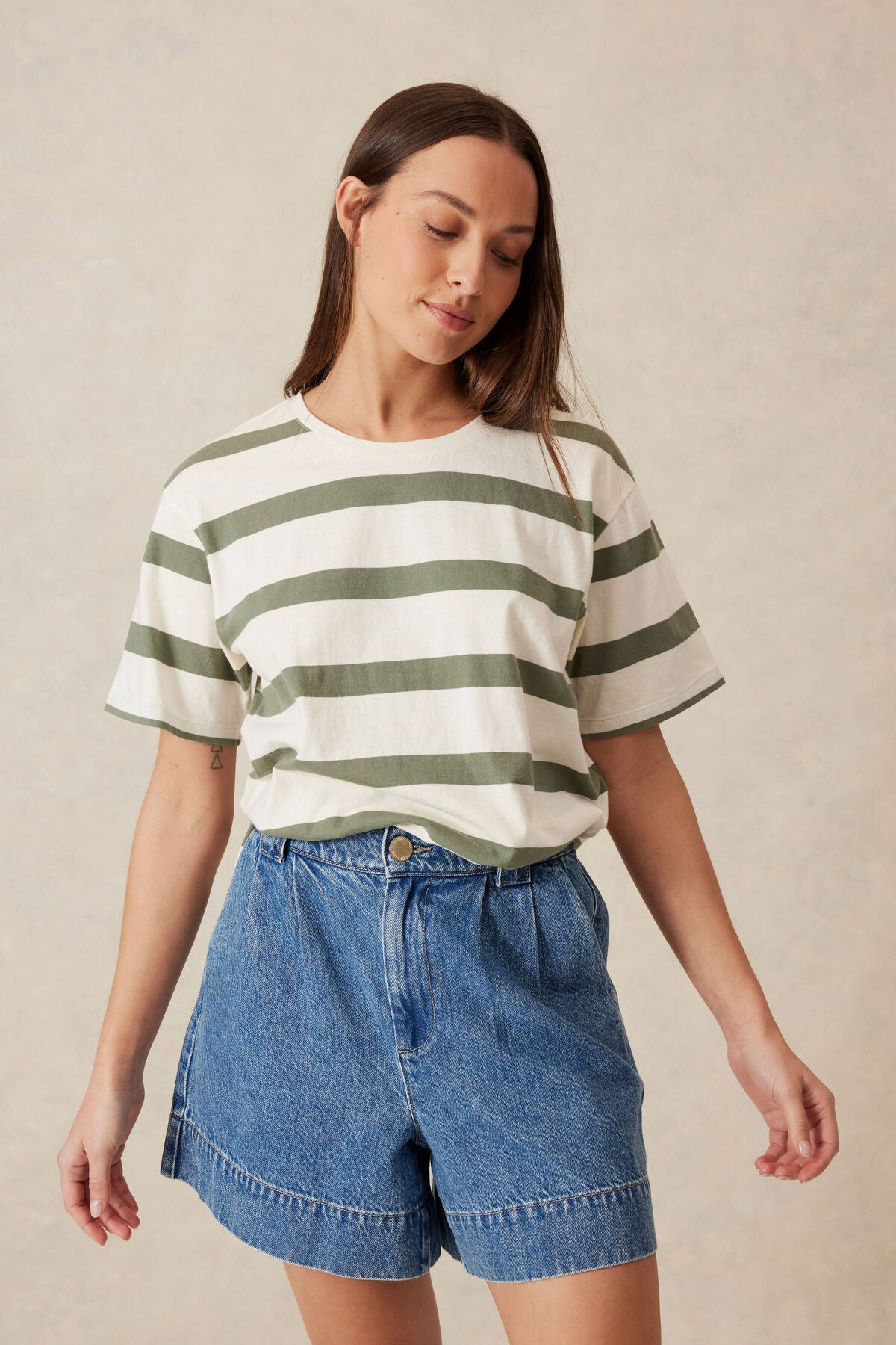 Ceres Life Split Hem Tee - eggshell/moss green bold stripe